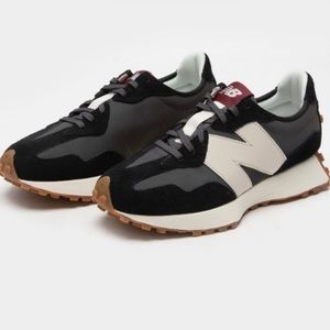 New Balance 327, Black and white, size 9